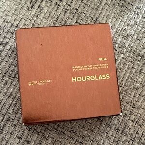 Hourglass Veil Setting Powder in Translucent Deep